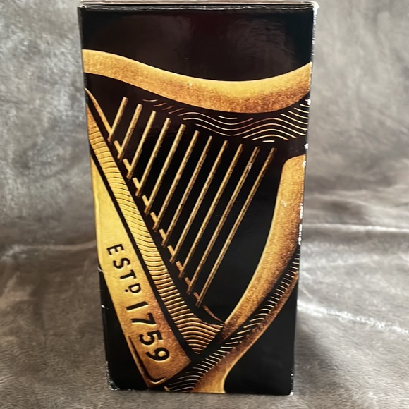 Guinness Pint Glasses 20oz Gravity Glass Gold Print Embossed Harp Set of 2 - Picture 4 of 8